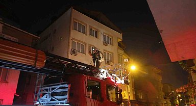 Pendik'te 3 katlı binanın çatısında yangın paniği