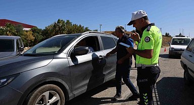 Polis hem sıcakla mücadele ediyor hem kentin huzurunu sağlıyor
