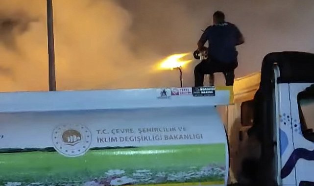 Polis yanan kamyonu sulama tankeriyle söndürdü