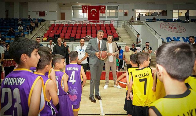 Potanın genç yıldızları madalyalarını Vali Çelik'ten aldı