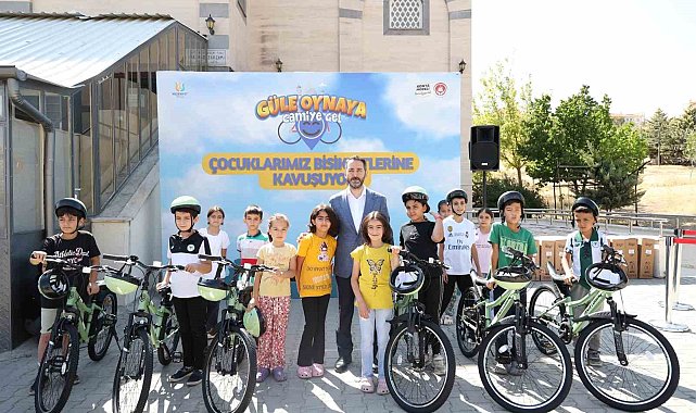 "Güle oynaya camiye gel" projesi çerçevesinde çocuklar bisikletlerine kavuşmaya devam ediyor