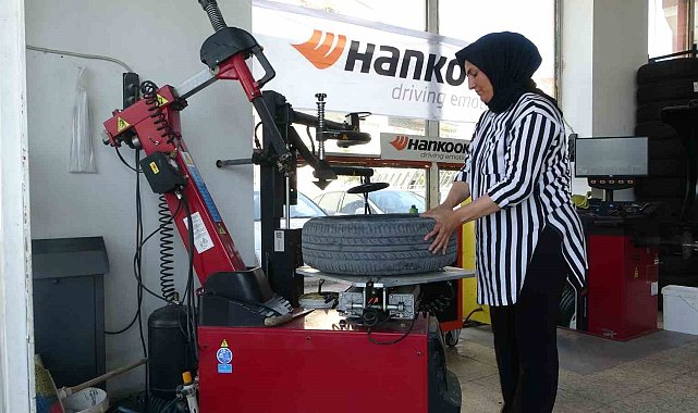 "Kadınlar yapamaz" diyenlere inat 24 yıldır lastik tamiri yapıyor