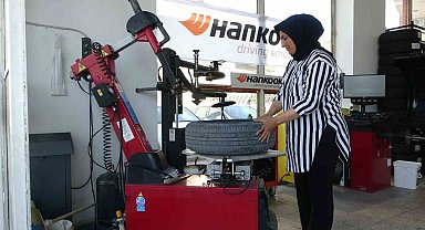 "Kadınlar yapamaz" diyenlere inat 24 yıldır lastik tamiri yapıyor