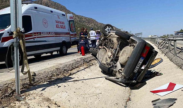 Refüje çarparak takla atan Tofaş kullanılmaz hale geldi: 4 yaralı