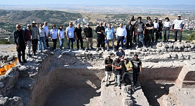 Rektör Adıgüzel, Karacahisar Kalesi kazı alanını ziyaret etti