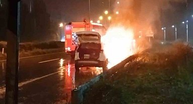 Rize'de seyir halindeki araç bir anda yanmaya başladı