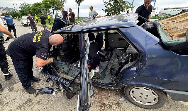 Rize'deki iki araç kafa kafaya çarpıştı: Aynı aileden 6 kişi yaralandı