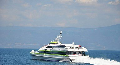 Rüzgar ve fırtına Marmara'da deniz seferlerini aksatıyor