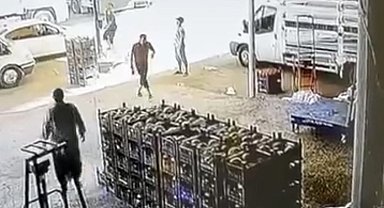 Rüzgarın uçurduğu şemsiyeyi tutmak isterken yaralandı