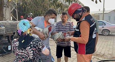 Saçaklı köyünde evi ve damı yanan kadının dumandan etkilenen tavuklarının yardımına ekipler ve gönüllüler koştu