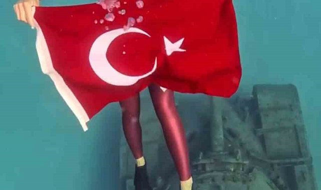 Şahika Ercümen, Zafer Bayramı'nda Kaş'ta tanka dalış yaptı