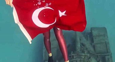 Şahika Ercümen, Zafer Bayramı'nda Kaş'ta tanka dalış yaptı