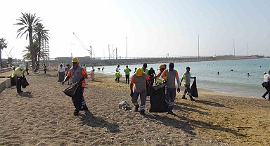 Sahilden plastik, cam ve çeşitli atıklar toplandı