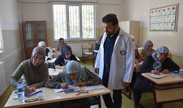 Şahinbey Belediyesi'nin tesislerinde okuma yazma öğreniyorlar