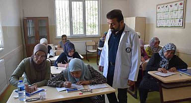 Şahinbey Belediyesi'nin tesislerinde okuma yazma öğreniyorlar