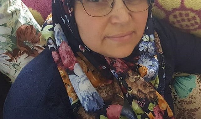 Sahipsiz köpeklerden kaçarken aracın altında kaldı