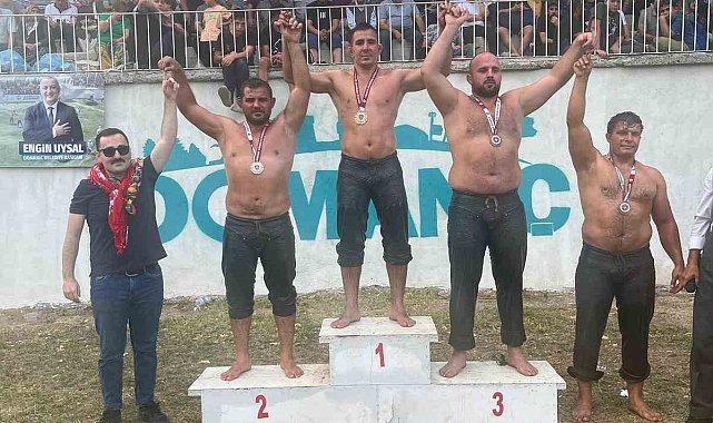 Sakarya Büyükşehir'in pehlivanı Kütahya'da kürsüye çıktı