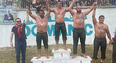 Sakarya Büyükşehir'in pehlivanı Kütahya'da kürsüye çıktı