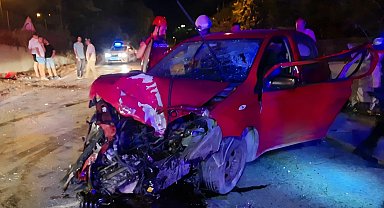 Sakarya'da duvara çarpan otomobil hurdaya döndü: 2 yaralı