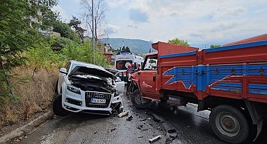 Sakarya'da kamyonet ile cip çarpıştı: 4'ü çocuk 5 yaralı
