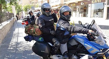 Sakarya'dan motosikletle yola çıkan iki arkadaş, eşleriyle Mardin'e ulaştı