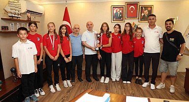 Şampiyon Darıca sporcular kupalara ambargo koydu