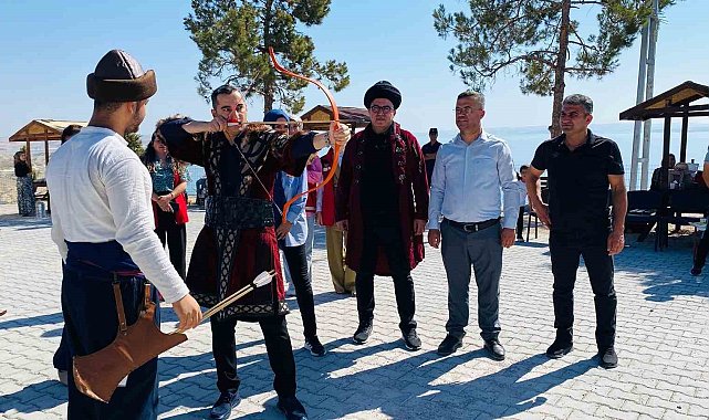 Samsat ilçesinde Zafer Bayramında ok atıldı