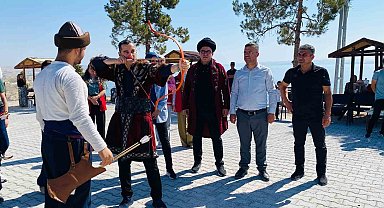 Samsat ilçesinde Zafer Bayramında ok atıldı