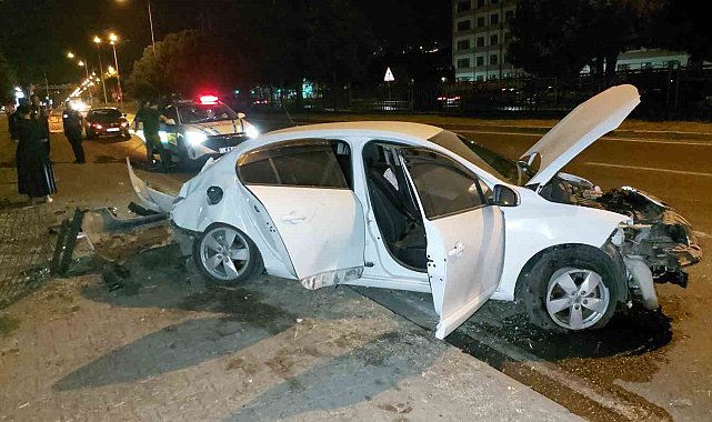 Samsun'da ağaca çarpan otomobil hurdaya döndü: 1 yaralı