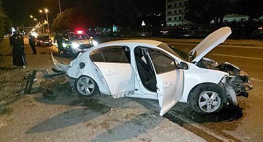 Samsun'da ağaca çarpan otomobil hurdaya döndü: 1 yaralı