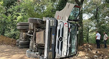 Samsun'da hafriyat kamyonu devrildi: 1 yaralı