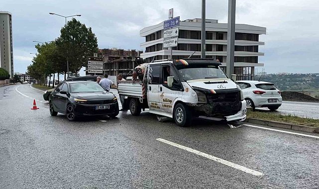 Samsun'da kamyonet ile otomobil çarpıştı: 3 yaralı