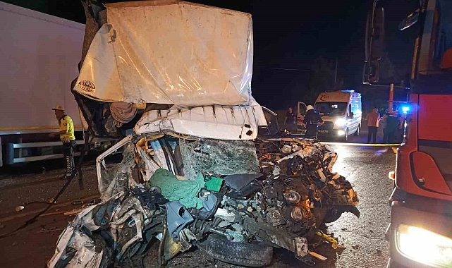 Samsun'da kamyonet park halindeki tıra çarptı: 1 ölü, 1 yaralı