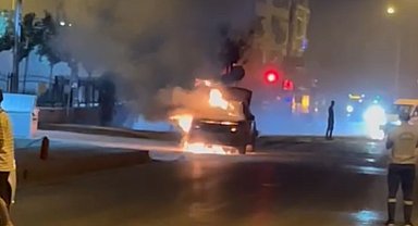 Samsun'da otomobil alev alev yandı