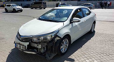 Samsun'da otomobil kamyonla çarpıştı : 3 yaralı