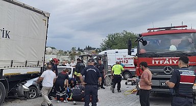 Samsun'da otomobil tırın altına girdi: 1 ölü, 3 yaralı