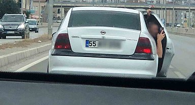 Samsun'da trafikte tehlikeli yarış: Kapıyı açıp video çektiler