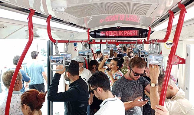 Samsun'da tramvaylarda klima problemi: Yolcular yelpazeyle serinledi