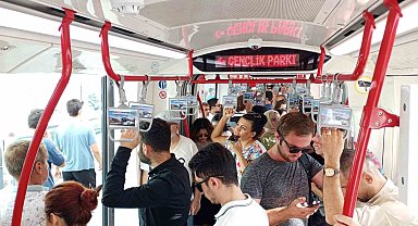 Samsun'da tramvaylarda klima problemi: Yolcular yelpazeyle serinledi