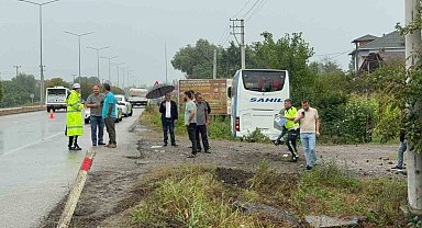 Samsun'da yolcu otobüsü, yol kenarında kamyonete branda çekenlere çarptı: 1 ölü, 1 yaralı