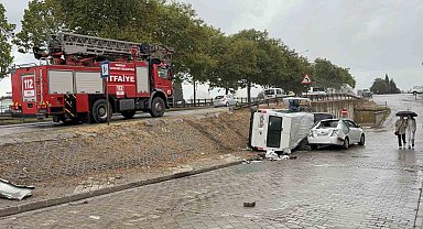 Samsun'da yoldan çıkan minibüs iki araca çarparak devrildi