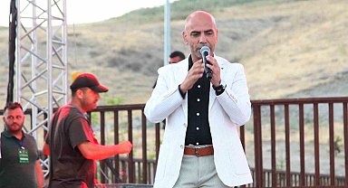 Sanatçı Gürhan Ötün'ün, Ahlat konseri büyük ilgi gördü