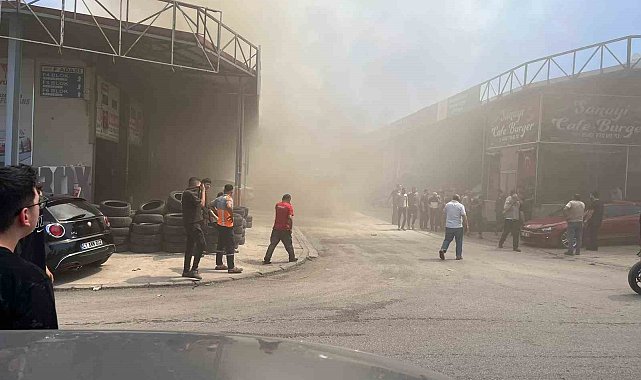 Sanayi sitesinde iş yeri yangını: Siyah dumanlar gökyüzünü kapladı