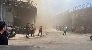 Sanayi sitesinde iş yeri yangını: Siyah dumanlar gökyüzünü kapladı