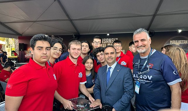 Sanayi ve Teknoloji Bakanı Kacır, TEKNOFEST'te Cağaloğlu Anadolu Lisesi'nin İnsansız Su Altı Takımını ziyaret etti