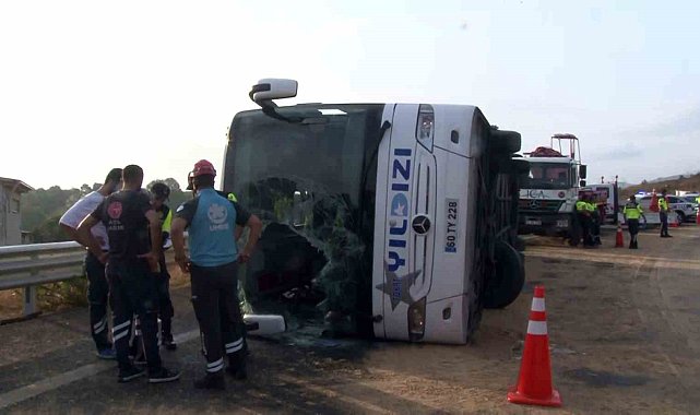 Sancaktepe'de 3 kişinin hayatını kaybettiği kaza sonrası yolcu otobüsü olay yerinden kaldırıldı