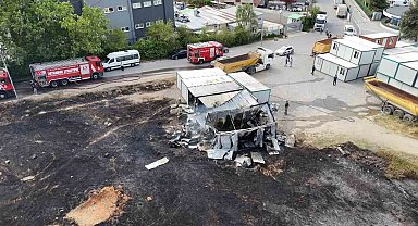 Sancaktepe'de otluk alandaki yangın inşaat alanına sıçradı