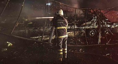 Şanlıurfa'da alev alev yanan tır hurda yığınına döndü