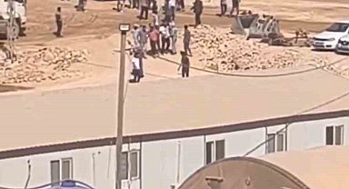 Şanlıurfa'da inşaat işçilerinin taşlı sopalı kavgası kamerada