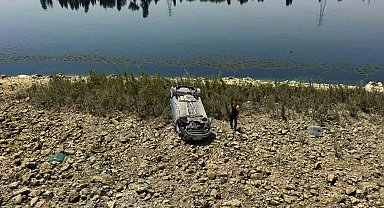 Şanlıurfa'da otomobil 5 metrelik şarampole devrildi, sürücü yara almadan kurtuldu